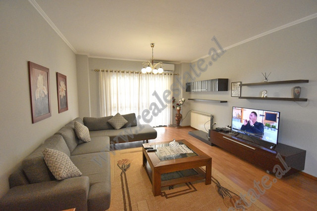 Apartament 2+1 me qera ne rrugen Ismail Qemali&nbsp; prane Ambasades Italiane ne Tirane.

Apartame